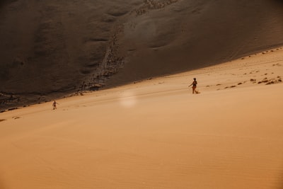 人们白天在沙漠上行走